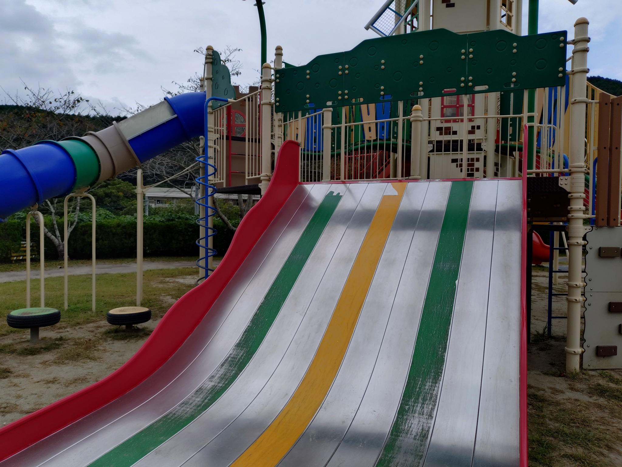川島ふれあい公園の幅広滑り台
