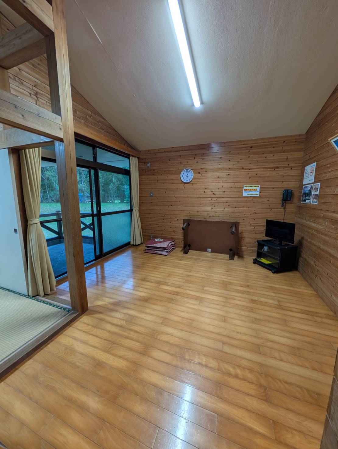 木目調の洋室。家族で過ごすのに十分な広さ