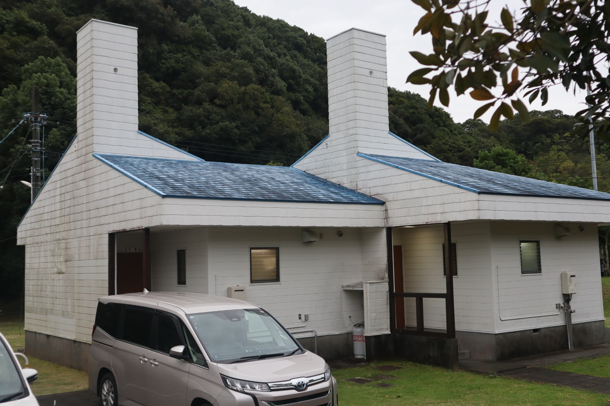 今回宿泊した平屋タイプのケビン。車をすぐ横に停められます