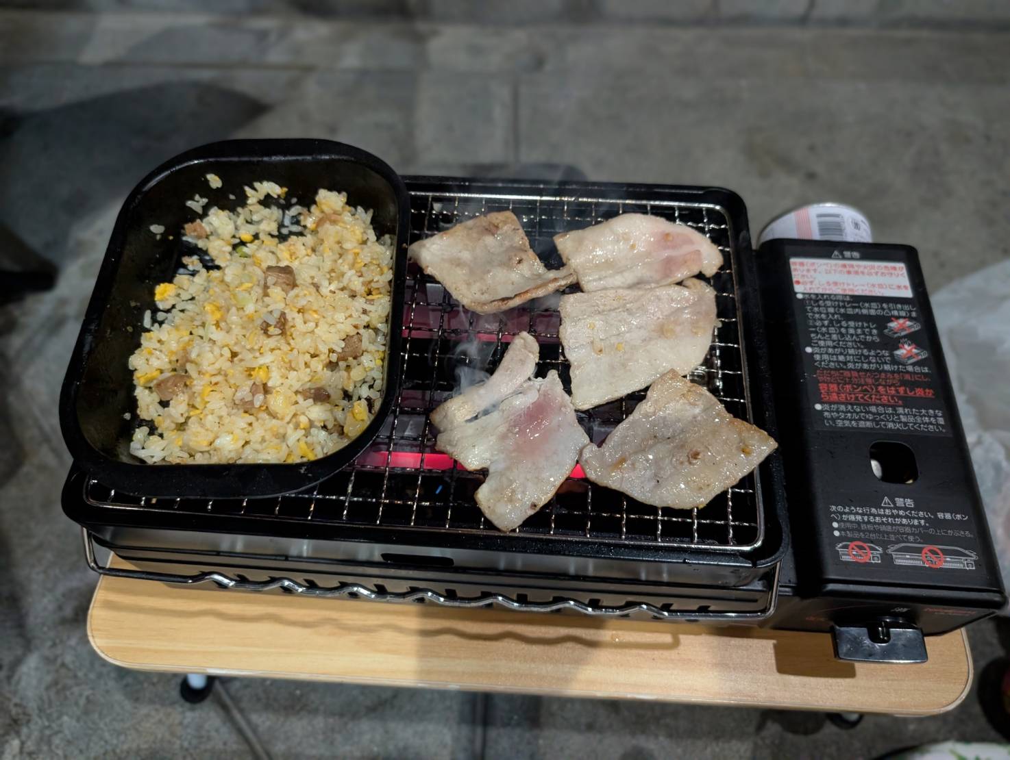 カセットコンロで肉とチャーハンを調理する我が家のお手軽BBQ